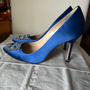 Manolo Blahnik Hangisi pumps. Blue Satin Jewel. Size 9